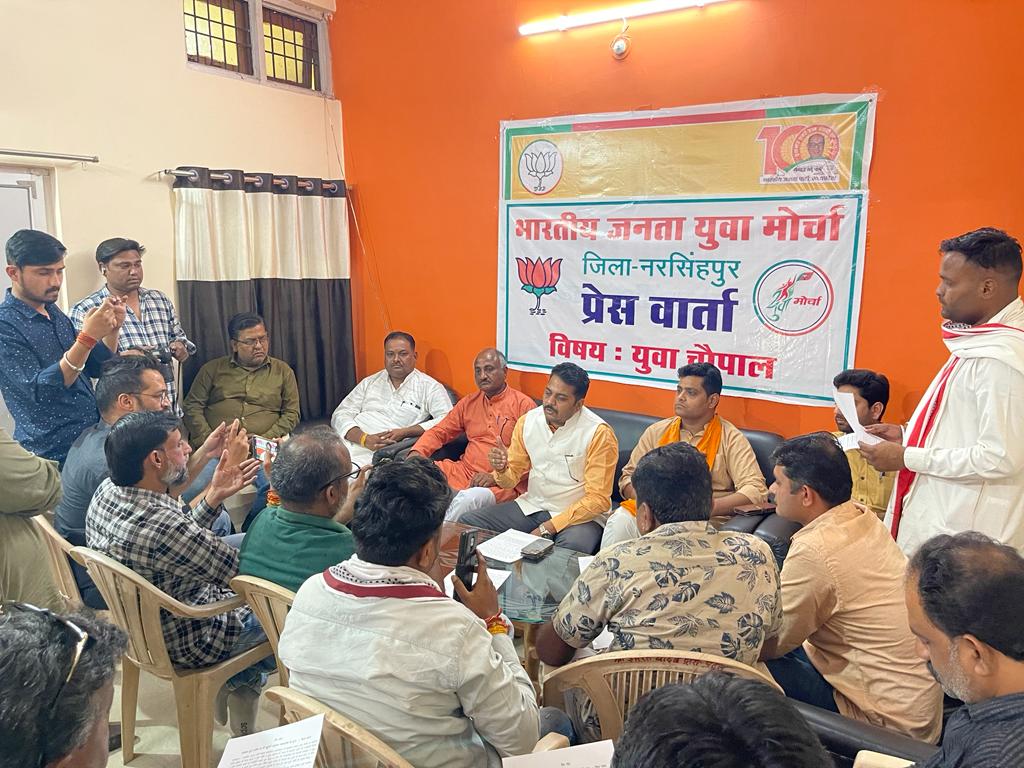 vaibhavpawarmp's tweet photo. आज नरसिंहपुर प्रवास की दौरान "नव मतदाता युवा चौपाल" के संदर्भ में आयोजित प्रेस वार्ता को सम्बोधित किया।
#YuvaChaupalMP https://t.co/t3SAH4SnAN