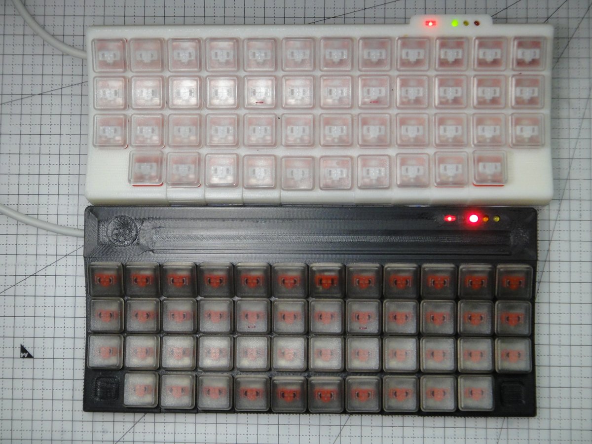 #自作キーボード 
#自キ活
上が17.8mmピッチ、下が今日から使う17.4mm。
使い始めは、狭く感じて指の間がこすれる感じがしたけど、だんだん慣れてくる気がする。
何日か使ってみよう。