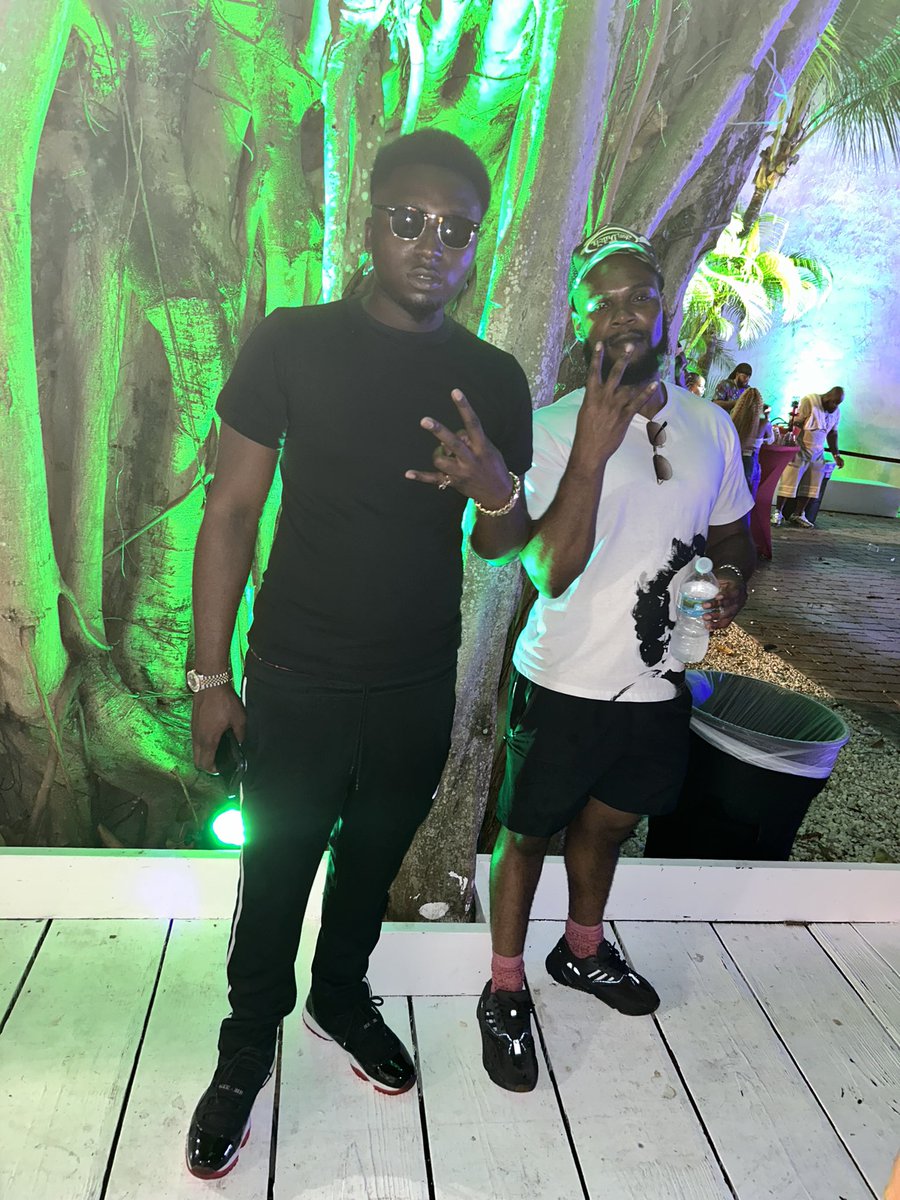 ZoePappi7's tweet image. Me and my brudda was outside yesterday #2kPoolParty