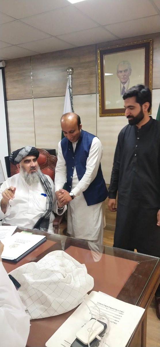 WaleedAsifButt1's tweet photo. علماٸے حق کی قربت میں گزرا وقت یقینن قیمتی ھوتا ھے۔ حضرت مفتی عبدالشکور صاحب خیر اور درویش منش انسان تھے۔ اللہ ان کی مغفرت فرماٸے درجات بلند فرماٸے آمین۔ بیشک وہ حق کو پاگٸے۔ اللہ پاک ان کی شہادت کو قبول و مقبول فرماٸے۔ آمین
#آہ_مفتی_عبدالشکور https://t.co/v4FPKUb4NG