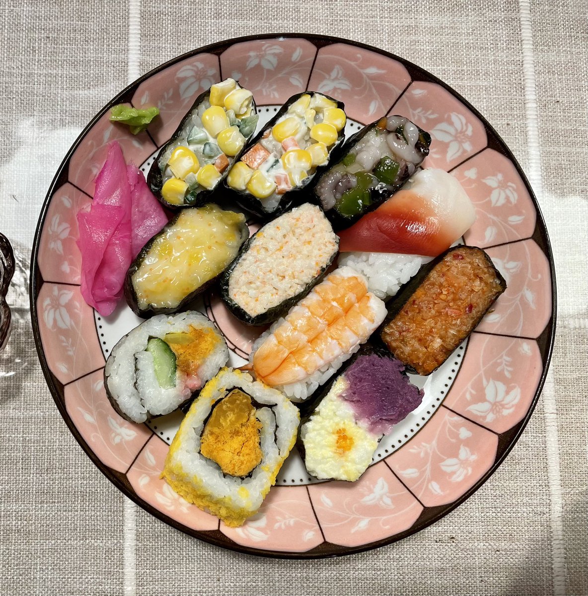 家族揃っての久々の週末！
公園の池で電動ボートを運転しました。風が心地よく子供も大はしゃぎでした😊
夜はテイクアウト寿司39元🍣 謎のネタが多く、これぞローカル寿司と言う感じでした。