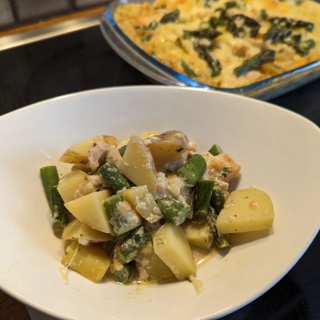 BaslerMeitli's tweet photo. Kartoffel-Spargel-Poulet Gratin

Das Wetter nervt mich gerade gewaltig und so passt dieser Frühlingsgratin perfekt. 

Dazu habe ich Knoblauch und Zwiebeln angedünstet, mit Bouillon abgelöscht und mit Milch und Rahm aufgekocht. Es sollte überwürzt sein. D… https://t.co/jWSbLMVDtb https://t.co/sZIcHTWhl8