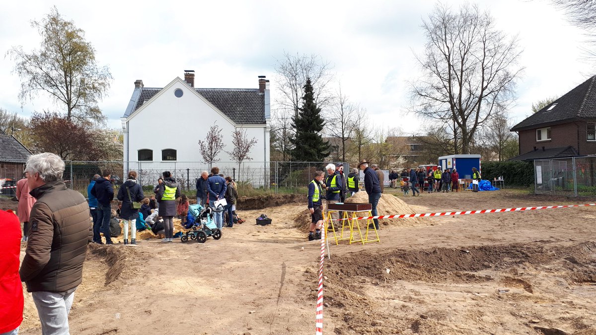 Mooi stukje #wetenschapscommunicatie naar de mensen toe: de stadsarcheologen van Amersfoort ontvingen gisteren een paar 100 mensen op een vindlokatie (urnenveld) en vertelden wat ze deden, wat ze gevonden hadden, wat ze nu wisten en wat nog niet  👌 #leusderweg #archeologie