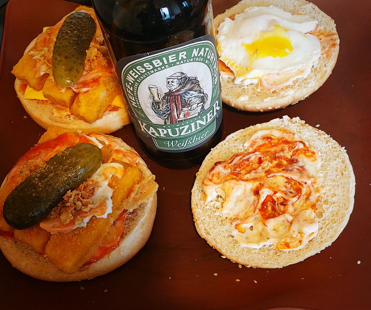 OliverSKBerlin's tweet photo. Während meine liebe Frau auf #Tupperparty meine Schekel verpulvert, muss ick unter extrem erschwerten Bedingungen Küchendienst 🫡👨🍳 schieben, um Fisch 🐟- Burger 🍔 vorzubereiten. Das Leben ist zu uns Männern echt brutal hart. 👇 https://t.co/d6mEu0NiuF