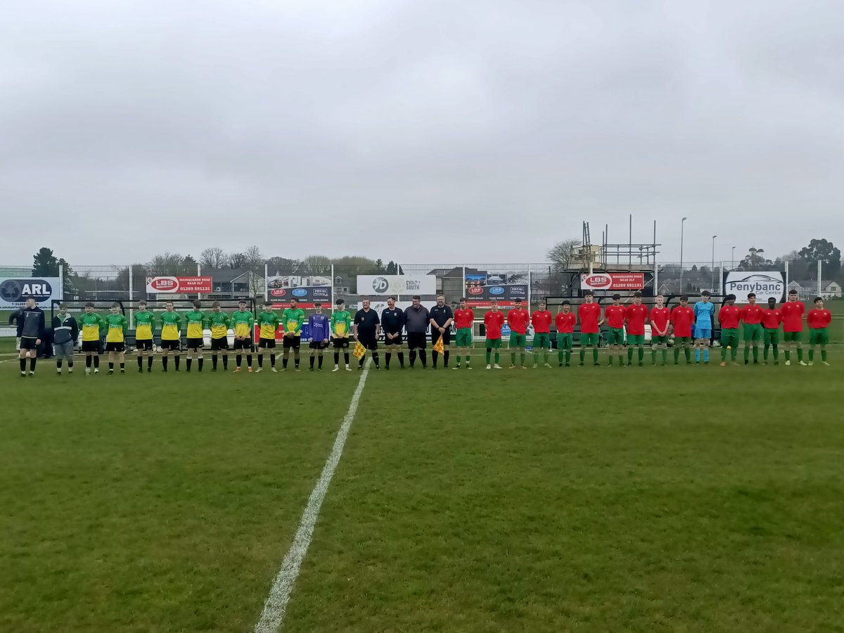 WWYL_AFL's tweet photo. Teams Line Up here before the game with @DunvantYouthfc Yellows lining up in Red against the Greens #wwyl https://t.co/JPEu1owqQC
