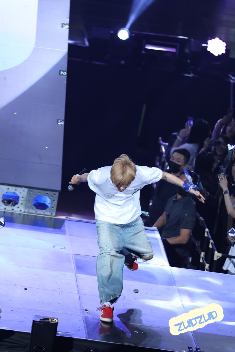 230416 슈퍼쇼9 #superjunior #SUPERSHOW9 #이특 #leeteuk 
곧 만날 수 있죠？💙