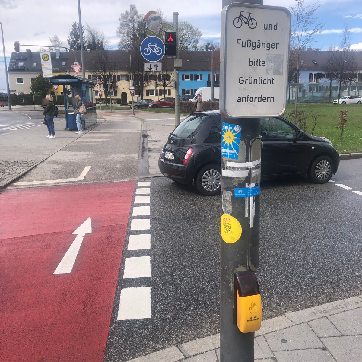 ADFC_Muenchen's tweet photo. Na, wo hast du schon die #Radsternfahrt-Aufkleber gesichtet? 😍 Die Wartezeit an Bedarfsampeln, umgangssprachl.  "Bettelampeln" , kann man so auch sinnvoll nutzen. Am Effnerplatz am Fuße der Mae West Kunstskulptur ist die Wartezeit auf Grünlicht für 🚲 und 🚶‍♀️ sehr lang. ⏳ https://t.co/S3wv1l399N