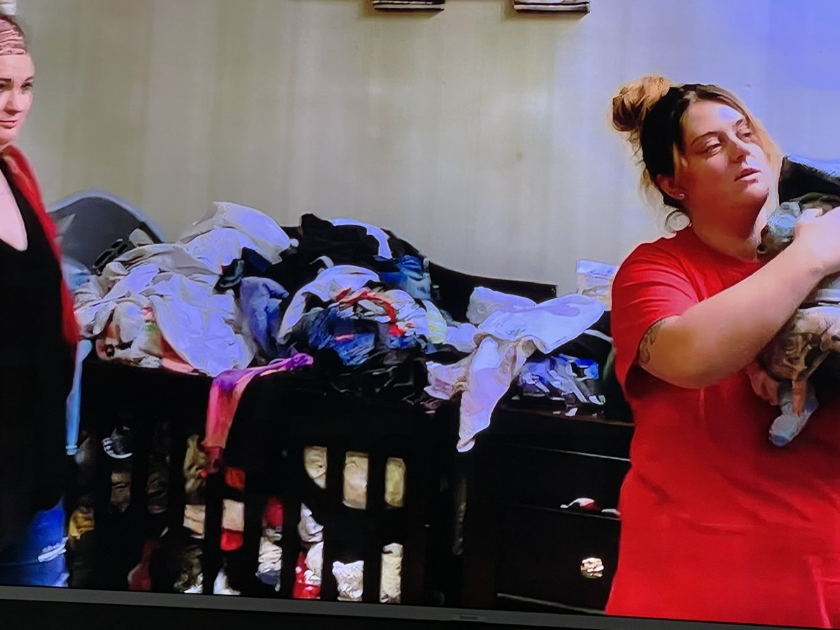 writer0076's tweet photo. Is this a baby crib or a really big hamper? #loveafterlockup #lifeafterlockup #CleanUp https://t.co/W3LHbCWlZa
