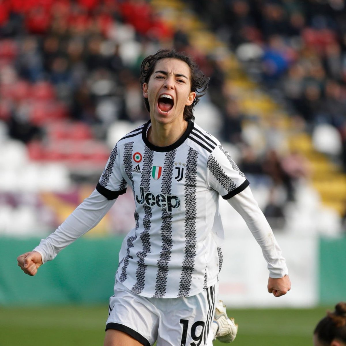 frances14372469's tweet photo. Basta farle giocare in continuità e alla fine che ha veramente talento esce fuori, noi invece le Simon e le Nystrom Bonfantini le teniamo in panca..

#JuventusWomen #Zamanian #AZ19 #HITO https://t.co/737SJRPjEN