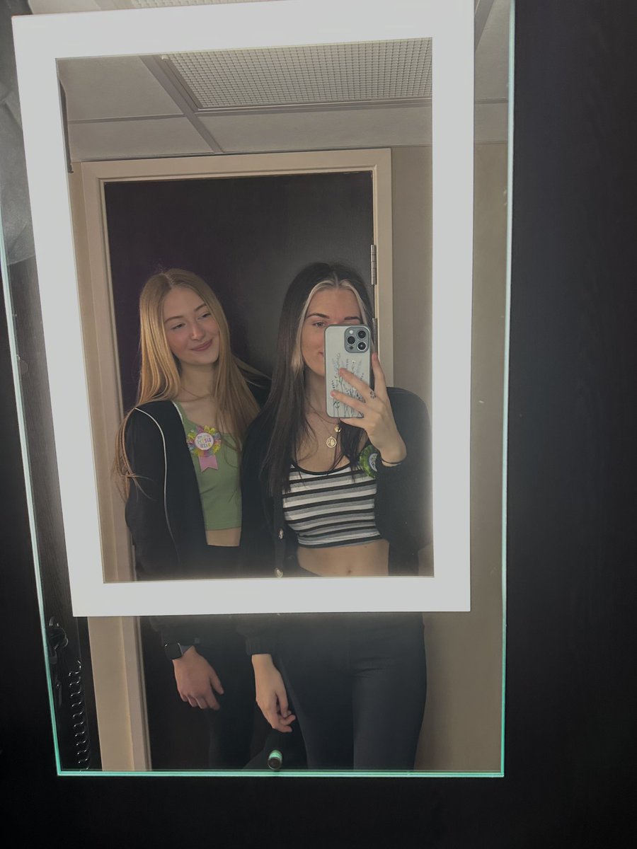 emmyrm1290's tweet photo. oh hi again @itsemrosex ☀️ https://t.co/uIzlIiILeE