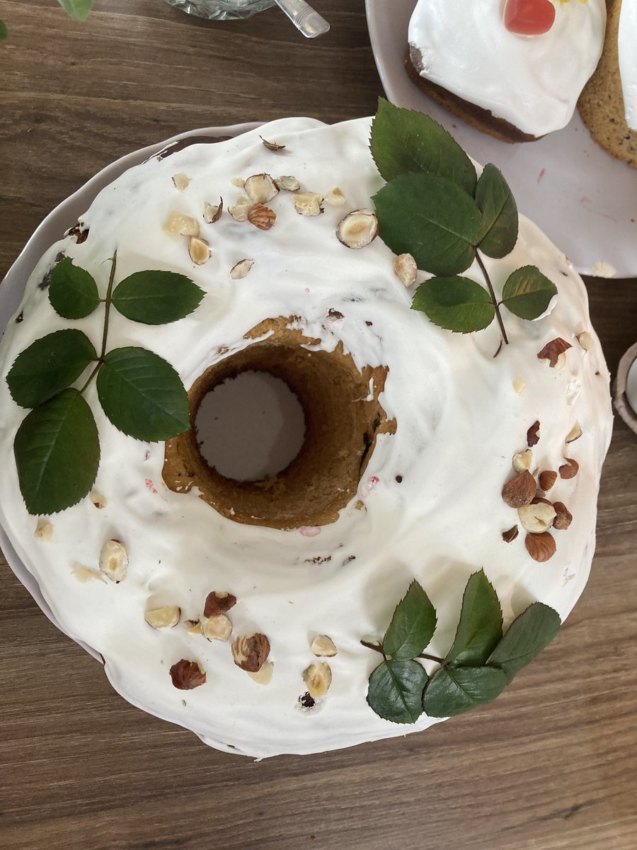 Пришел к друзьям, а у них тороидальный кулич👀