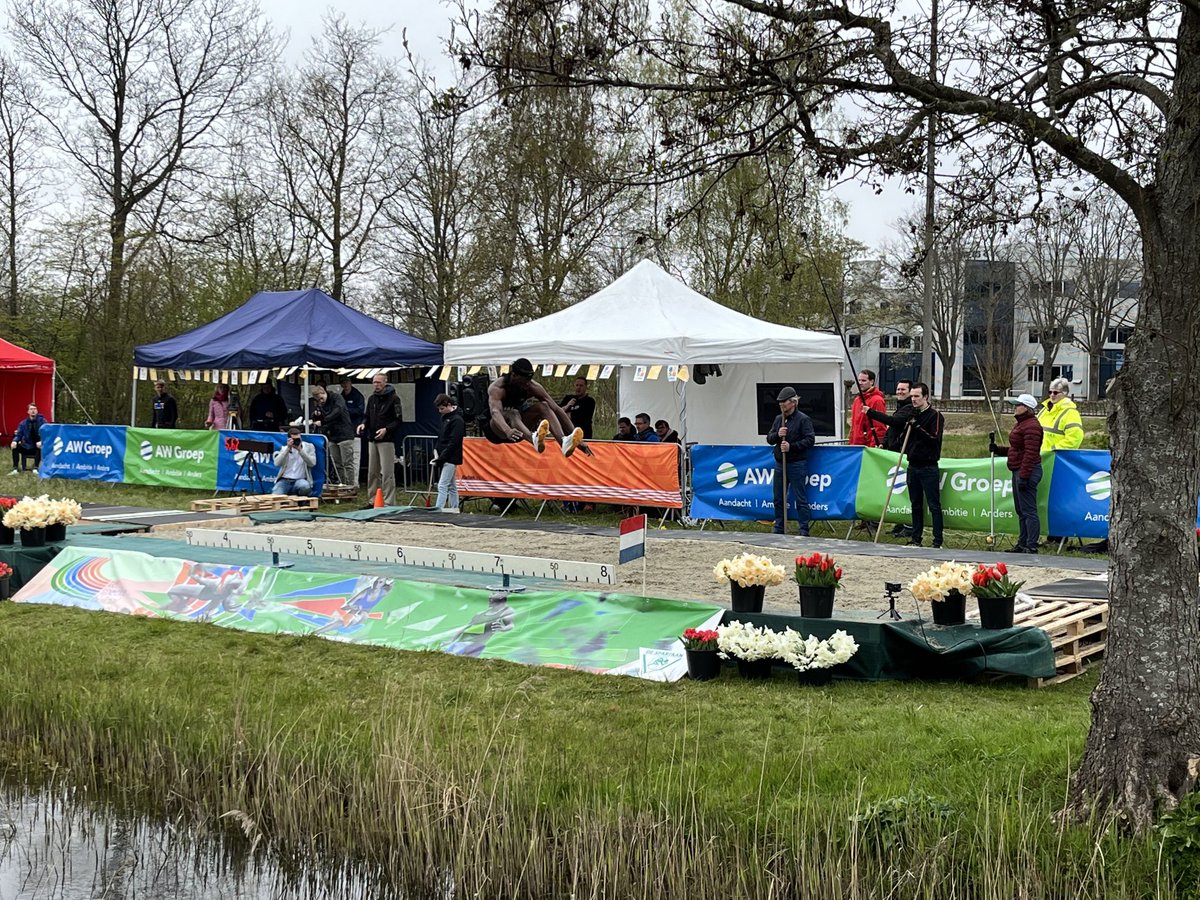 Heel gaaf ‘urban event’ bij Ter Specke van AV de Spartaan: verspringen bij Huys Dever. Fraaie eerste poging van Navarro met 7.25 meter!