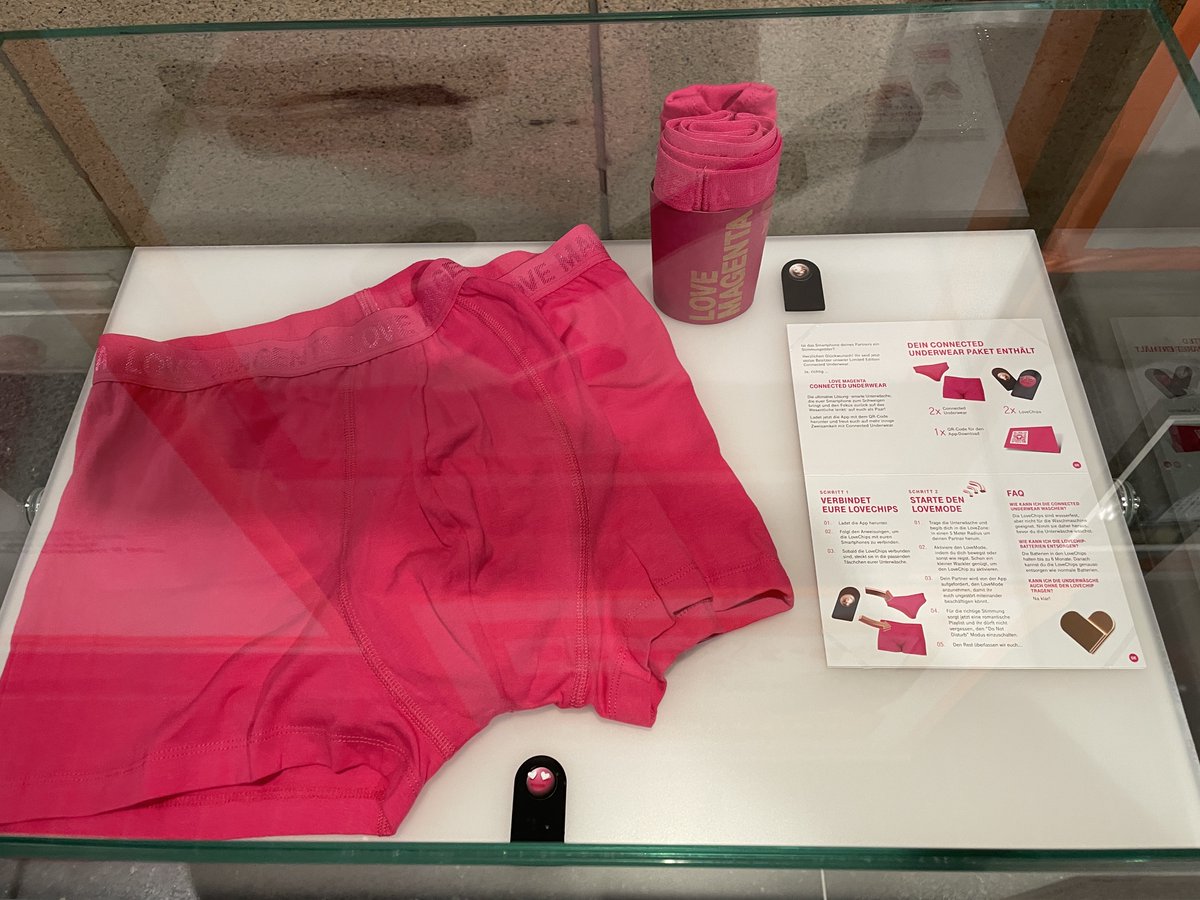 Da muss man erst ins Museum gehen um noch etwas über die eigenen Produktinnovationen zu lernen 🤣👇

Da bekommen die heutigen Schlagwörter #LoveMagenta, #Connectivity & #ConnectedDevices doch gleich nochmal eine ganz neue Bedeutung! 😆