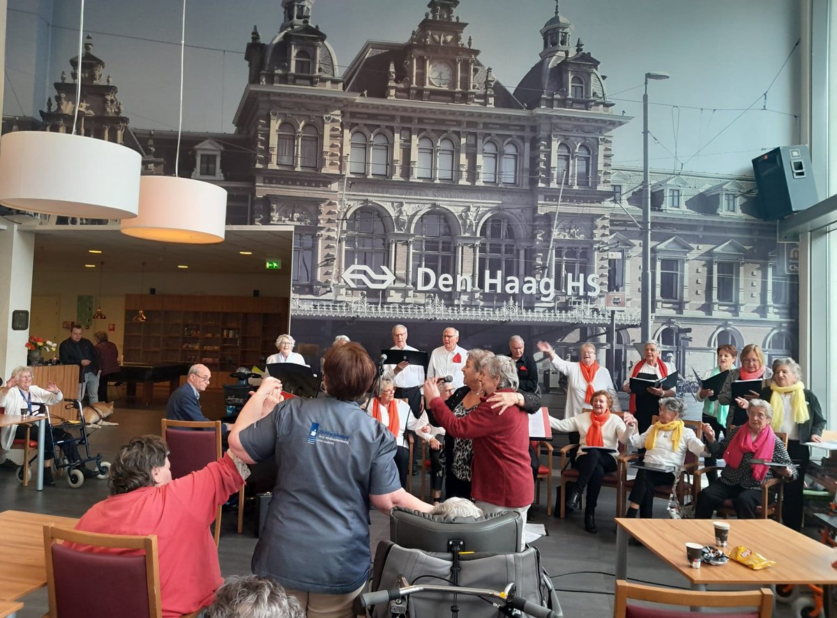 Het optreden van 'De Vrolijke Noot' was intiem, knus en de liedjes zeer herkenbaar voor iedereen! Wat fijn dat we dit de aanwezigen konden bieden dankzij fonds 1818. #muziekverbindt #welzijn #fonds1818 #stichtingeykenburg #ouderezorg #zorgsector #vvt #denhaag