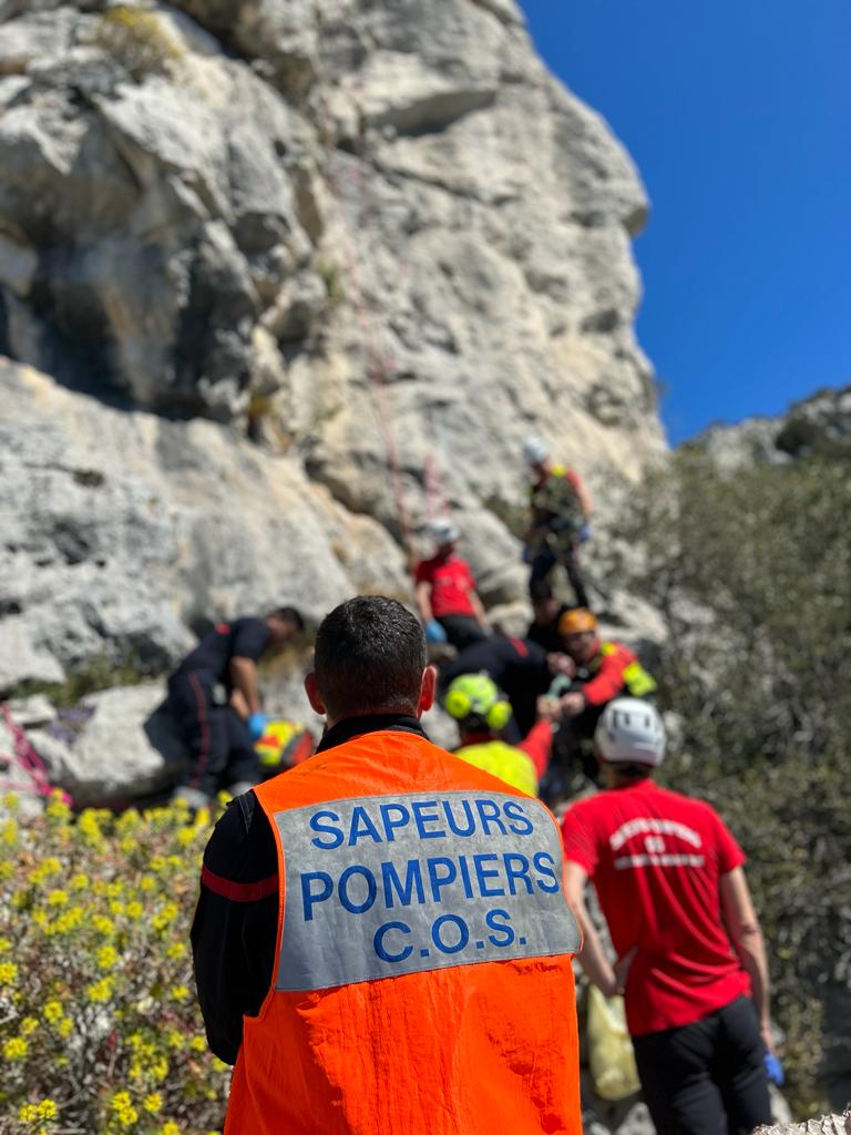 sdis_06's tweet photo. #RetourSurInter 🧗♀️
Intervention en fin de matinée sur #LaTurbie pour une personne inconsciente sur une paroi d'escalade...
➡️ Très vite, la chaîne des secours a été mobilisée. Le groupe #pompiers en milieu périlleux, le #dragon06 et le #smur ont été dépêchés sur place. https://t.co/sMW1Bj3a6m