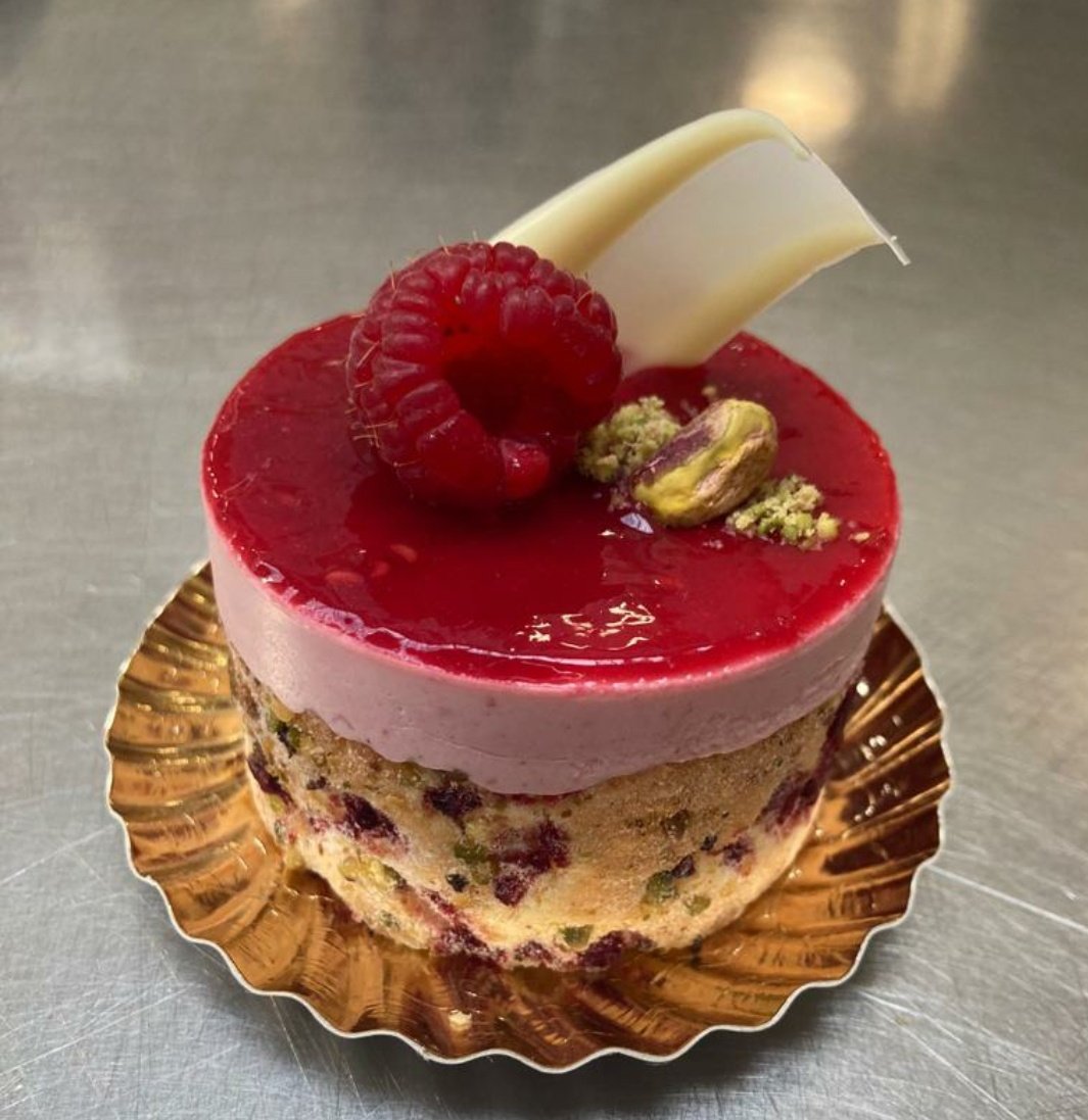 Belachelijk!! Lize de Wildt, 14, had het niet zo fijn op school. Toen kwam ze bij ons. Maakte prachtige houtkunstwerken en leefde haar passie voor banket uit. Geruchten zijn dat <a href="/DennisWiersma/">Dennis Wiersma</a> eindelijk bij ons langs wil komen..
Ligt dat dan aan ons of aan dit #walhallabtalent?!