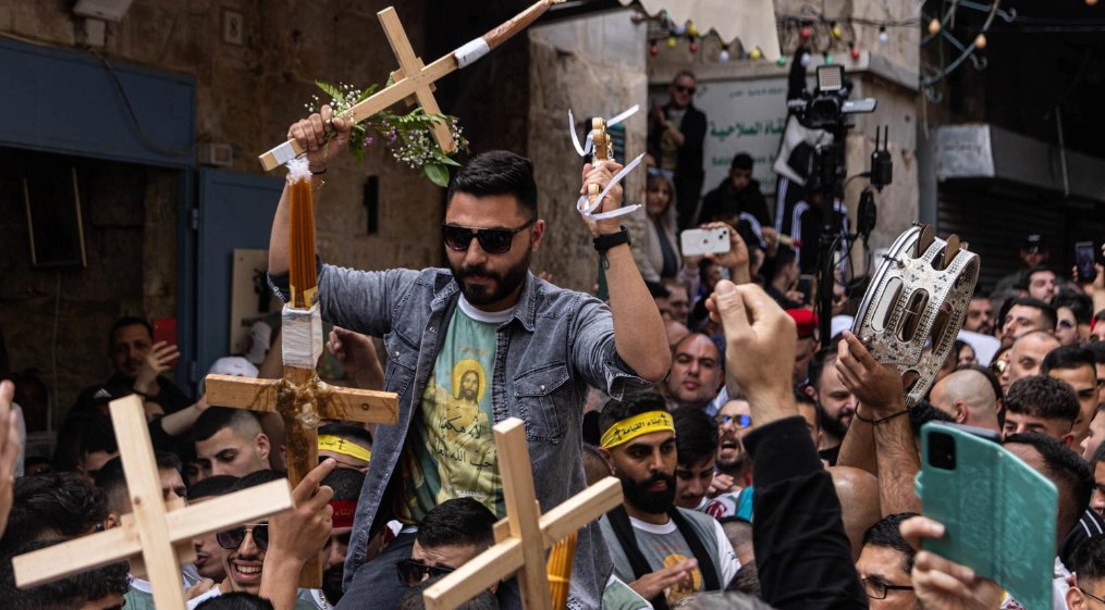 VIDEO. Mii de creștini au luat cu asalt Ierusalimul în weekend. Israelul a impus restricții drastice pentru sărbătorile de Paște. Foto: Tw/@AJEnglish