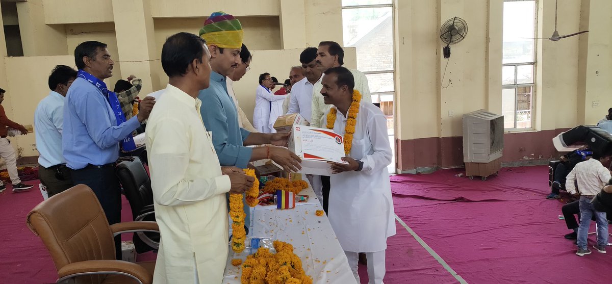 PHOOLSINGHBAIR5's tweet photo. ऑल इंडिया एस सी/एस टी रेलवे एम्पलाइज एशोसियन द्वारा आयोजित बल्ड कैम्प में 303 लोगो का रजिस्ट्रेशन और 263 यूनिट ब्लड हुआ। सभी रक्तदाताओं को बहुत बहुत धन्यवाद।
🌹🙏🏻🙏🏻🙏🏻🙏🏻🌹 https://t.co/X0CETER9Ta