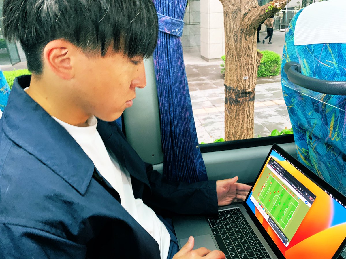 geruma11's tweet image. スマイラーズの活動日でした！
寸劇中の仲良しお笑い兄さんコンビのお2人👉👉🍠
今度こそ移動中に戦術を選手全員に共有する為に準備中の戦術官⚽️💻
今日も最高だったー！！！
#スマイラーズ　#SMILERS