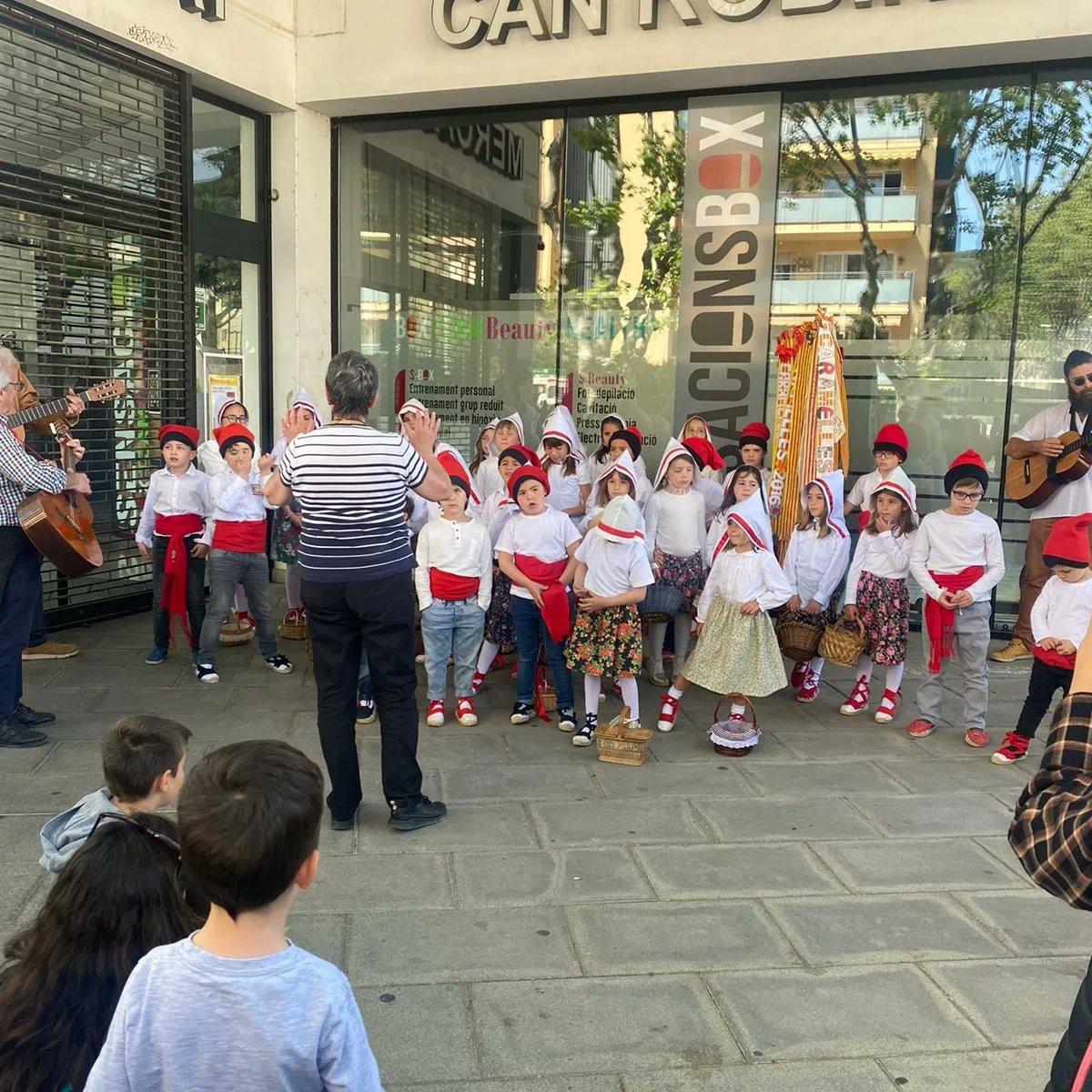 ARAvilassar's tweet photo. Us agraden les #Caramelles? A nosaltres sí! I ens encanta veure com a #Vilassar #femculturapopular!

Aquest diumenge n'hem estat gaudint tant a diversos punts del poble com finalment a la cantada final a la pèrgola de Can Rafart https://t.co/ndI7W6kVXz