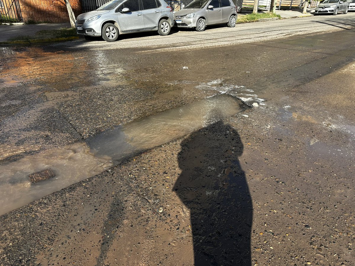 v_antonieta's tweet photo. @MarianoGaidoOk @marcoskoopm la “obra”
de EPAS, el agua sigue, sigue, sigue, llame al 147 porque es MUNICIPALIDAD DE NEUQUEN y me mandan a llamar al EPAS, como es la gestion??? https://t.co/GORCLPOMOS
