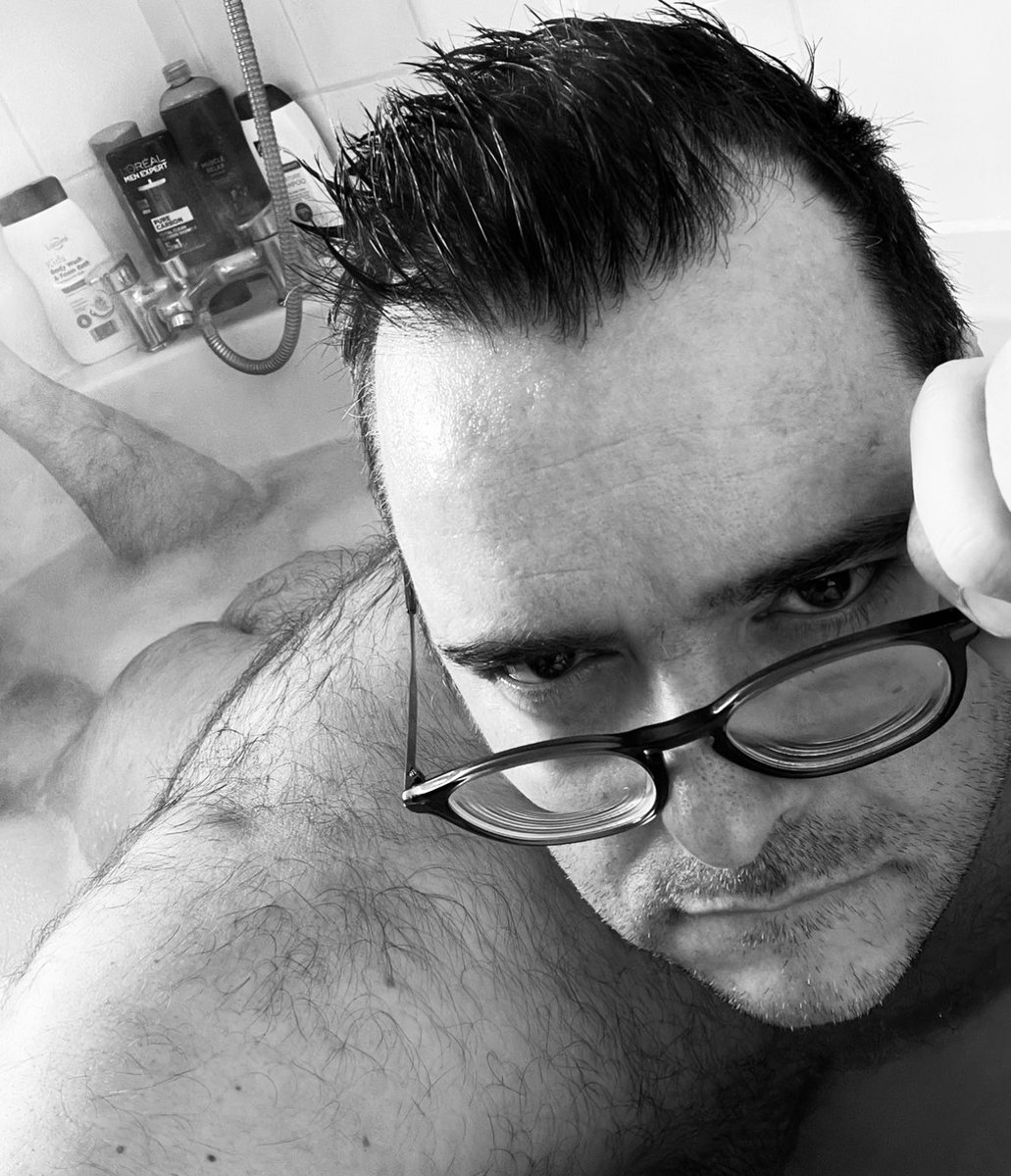 bnigey2's tweet photo. Does my bum look big in this pic. Whoβs taking a nose dive in. Ready and waiting but youβll have to have the tap end.
#BumSquad #bath #hairy #RimCity #bearsoftwitter #bearsofinsta #daddies #comegetit https://t.co/QZEnJw5TrQ