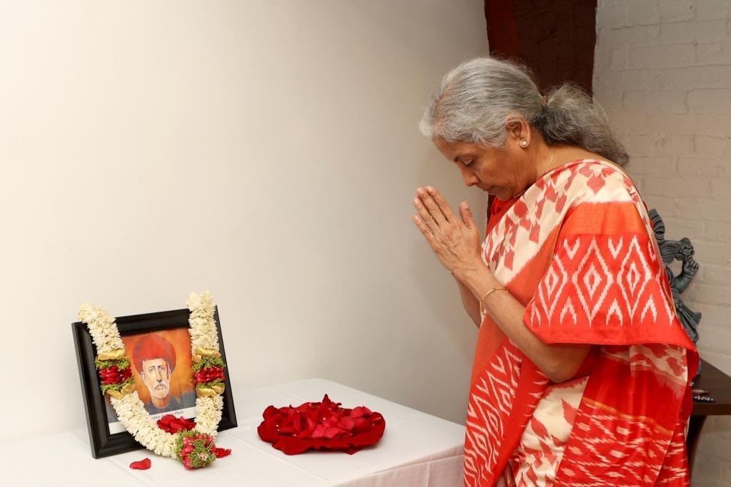 SandhuTaranjitS's tweet photo. Building the future, one step at a time! 

FM @nsitharaman interacted with a group of young students &amp; faculty members from local Universities at India House.  🇮🇳 🇺🇸 knowledge partnership continues to grow from strength to strength. FM also paid tributes to Mahatma Jyotiba Phule https://t.co/3SEEXBcEbT