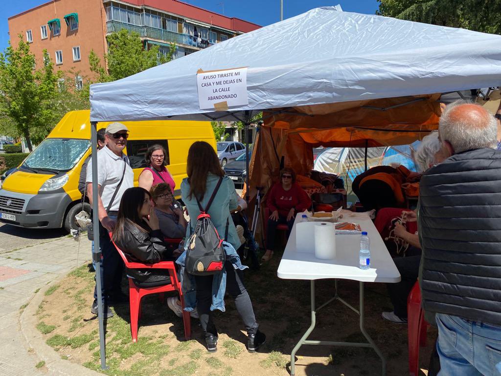 IU_Madrid's tweet photo. Ya llevan 3 noches y 4 días acampados para exigir una solución a su situación. Las familias de la @paml7b siguen esperando ser atendidas por #Ayuso y siguen sin casas.
@antoniomontesl1 candidato de @iusanfer un día más ha estado con los afectados mostrando nuestro apoyo https://t.co/59XNBJ1ogE