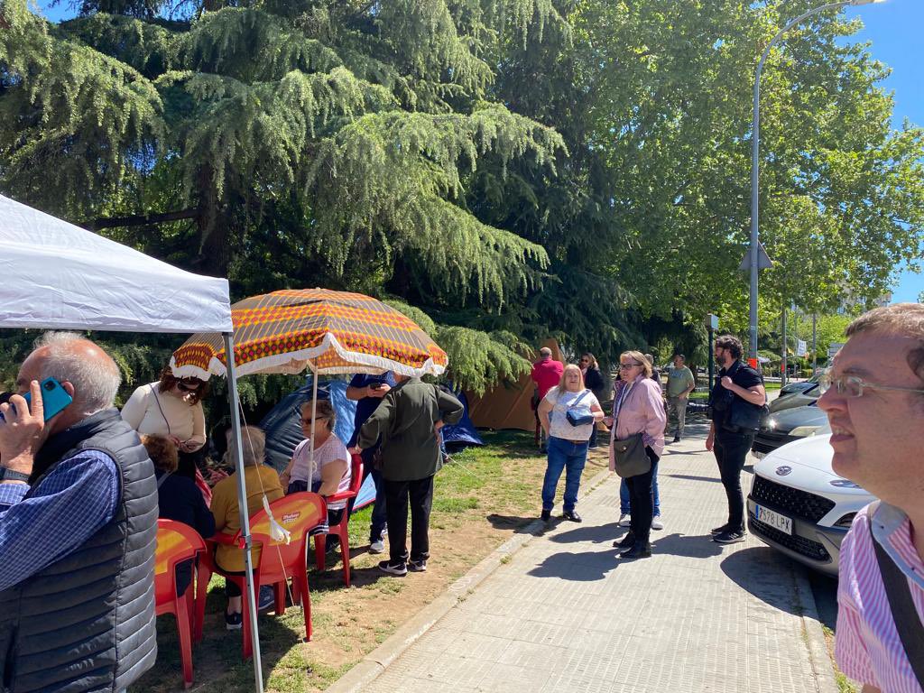 IU_Madrid's tweet photo. Ya llevan 3 noches y 4 días acampados para exigir una solución a su situación. Las familias de la @paml7b siguen esperando ser atendidas por #Ayuso y siguen sin casas.
@antoniomontesl1 candidato de @iusanfer un día más ha estado con los afectados mostrando nuestro apoyo https://t.co/59XNBJ1ogE