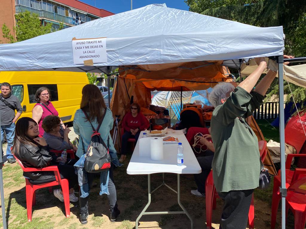 IU_Madrid's tweet photo. Ya llevan 3 noches y 4 días acampados para exigir una solución a su situación. Las familias de la @paml7b siguen esperando ser atendidas por #Ayuso y siguen sin casas.
@antoniomontesl1 candidato de @iusanfer un día más ha estado con los afectados mostrando nuestro apoyo https://t.co/59XNBJ1ogE