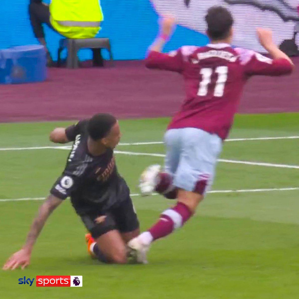 SkySportsPL's tweet photo. Did the referee make the right call by awarding a penalty? 🤔👇 https://t.co/sc8Vkr7rNP