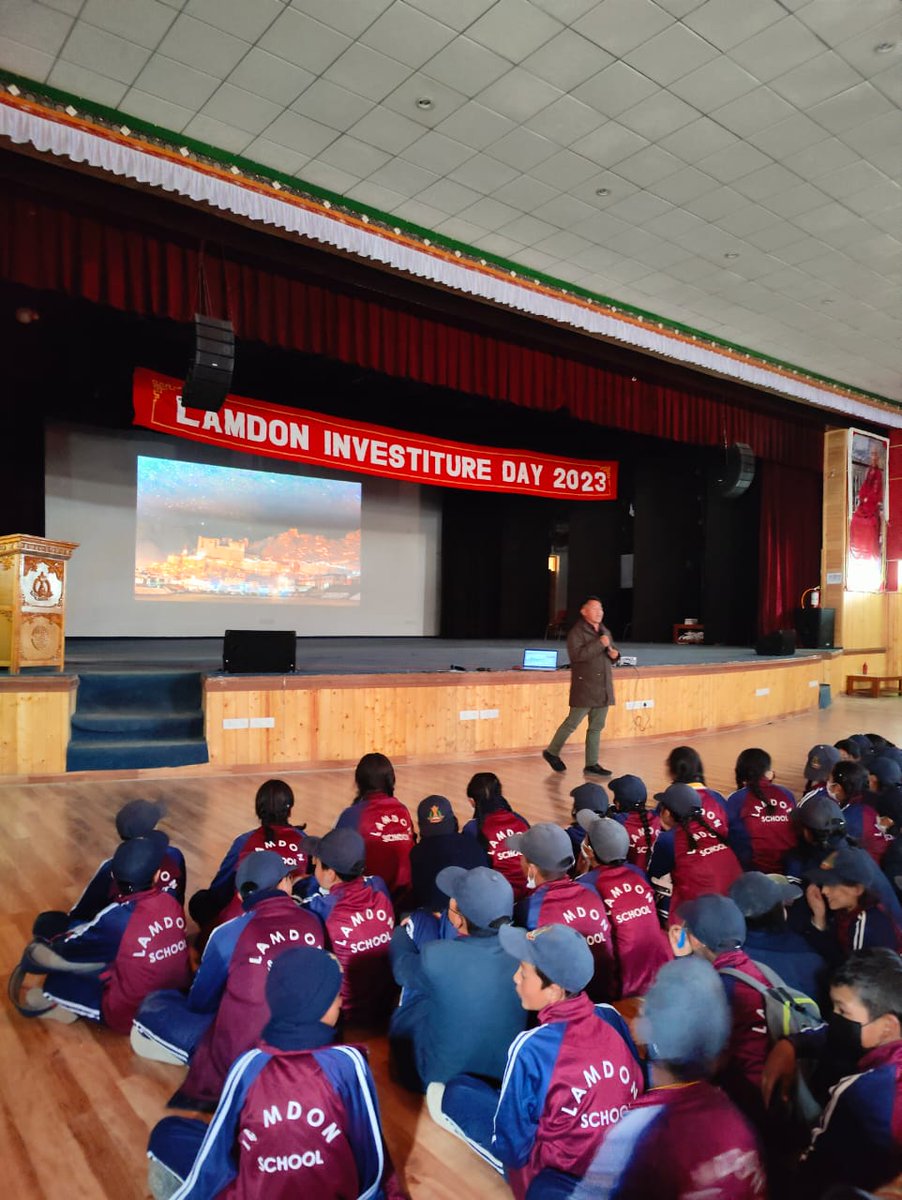 Dorje Angchuk @dorje1974 talked to about 1000 students at Lamdon Model Senior Secondary School in Leh #Ladakh about the #Hanle Dark Sky Reserve #HDSR to kickstart the International Dark Sky Week #IDSW2023.

@IDADarkSky @lg_ladakh @IndiaDST @PrinSciAdvGoI
@fiddlingstars @srivaric