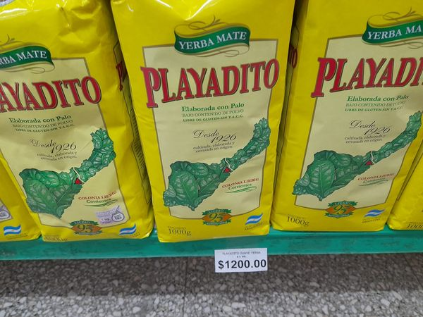 Editor_76's tweet photo. Supermercado de cercanía:
Yerba Playadito x 1kg $1200

Cadena ex Walmart:
Mismo producto $649

Esta es una lógica que se repite en los supermercados chinos y almacenes de barrios en La Plata.
Desconozco los motivos de esta dispersión, pero reconozco el daño que hace al bolsillo. https://t.co/z8IveIpass