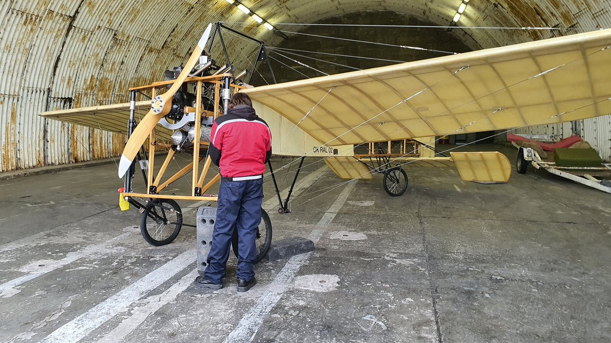 Vrtule z jasanu 255 cm! Na počest aviatika J. Kašpara (poprvé letěl dnes před 113 lety). Podle originálu z <a href="/VPardubice/">Východočeské muzeum - Zámek Pardubice</a> vyrobil J. Tomek, připojil k mladšímu motoru Walter a vystavil v muzeu parních strojů v <a href="/hkcity/">Hradec Králové City</a>. Orig. Lohner, <a href="/Stadt_Wien/">Stadt Wien</a>. Na 4.📷menší replika Blériotu letce.