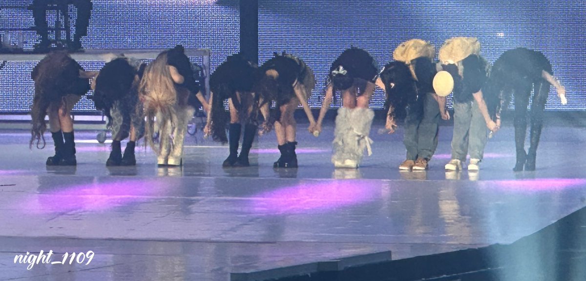 night_1109's tweet photo. 서울콘 마지막까지 고생많았어 월드투어 가서 다치지말고 건강 잘 챙기구 가서 즐겁게 보내구 조심히다녀와 기다리고 있을겡~ 

#내_맘_끝까지_갈테니
#트와이스와의_시간이_계속_영원하길 https://t.co/qJPc0LJBJ7