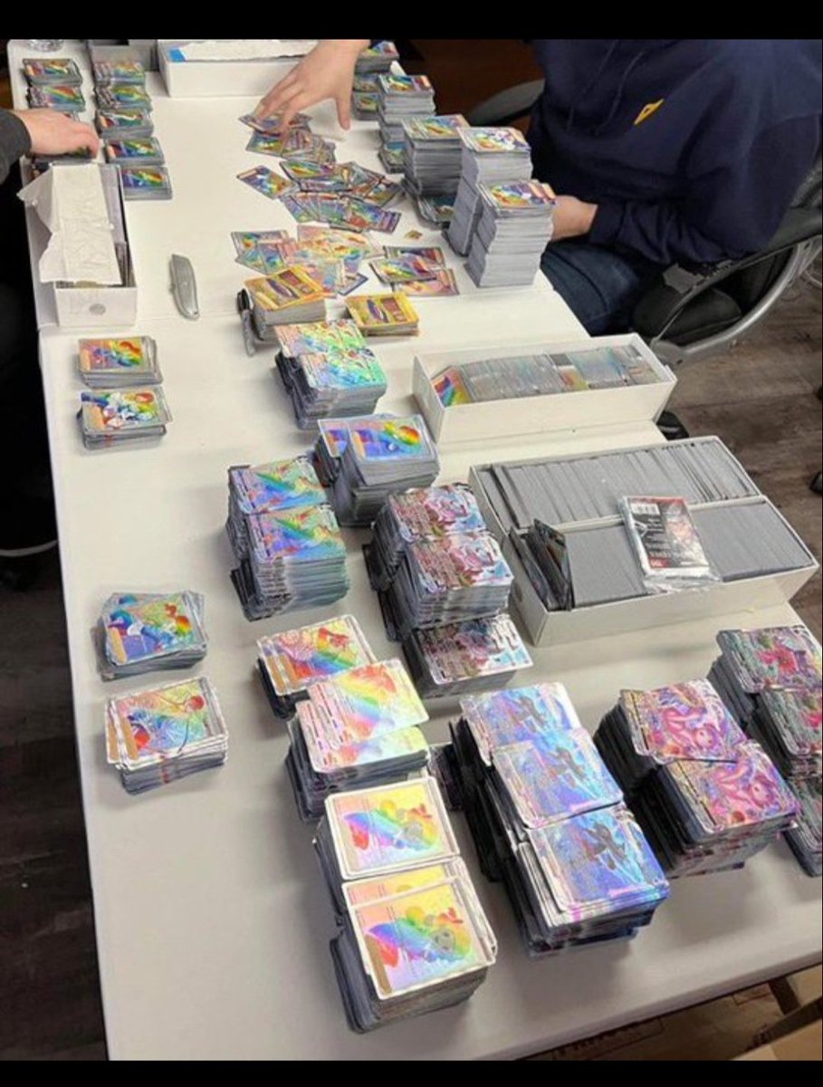 GastlyPax's tweet image. This is an absolute fucking disgrace if this is true, people spending their money on essentially hot garbage booster boxes because of this POS, @PokemonTCG sort it out and address the issue!

#pokemon #pokemontcg #pokemonscam