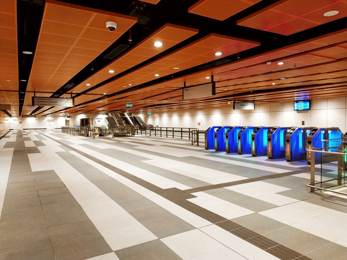 sonyviva308's tweet photo. Chan Sow Lin MRT station. #medge https://t.co/X39aJLkG8i