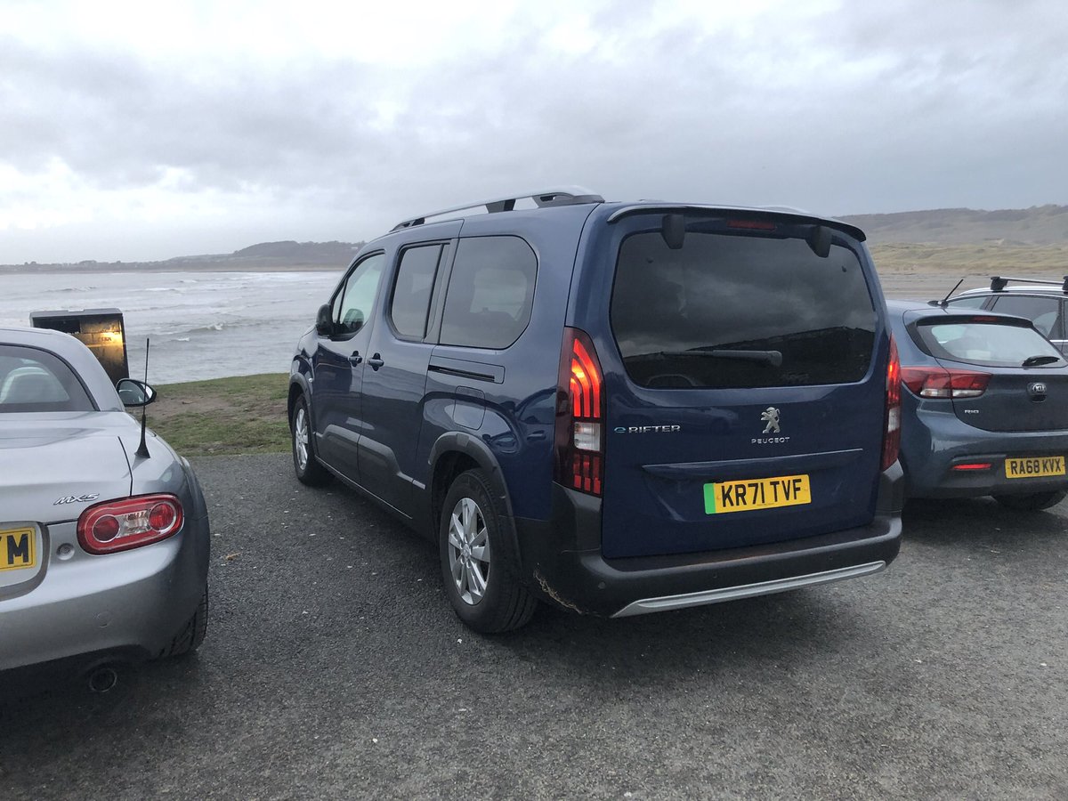 Considering the amount of flake it has, I can’t get over how different the paint looks when it’s clean and the sun hits it. I had this very car on test over Christmas and didn’t notice it was metallic. Here it is on New Year’s Day.