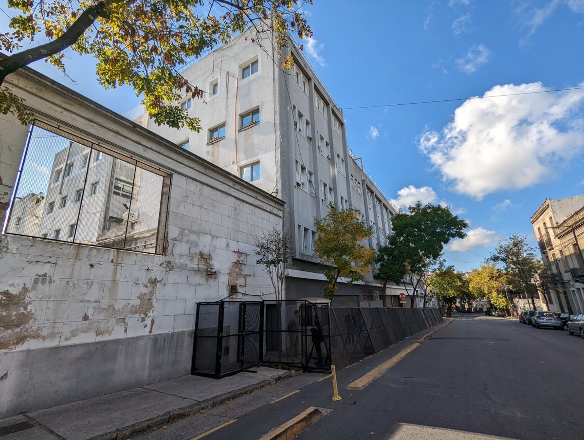 🔴 #Urgente MASIVOS #DESPIDOSENCLARIN
 Y SECTORES DE AGEA
Con la misma violencia y perversión que hace exactamente 4 años, Clarín está despidiendo a decenas de compañeros y compañeras.
En la próximas horas junto a nuestra asamblea y el <a href="/sipreba/">SiPreBA - Sindicato de Prensa de Buenos Aires</a> convocaremos las acciones a seguir.