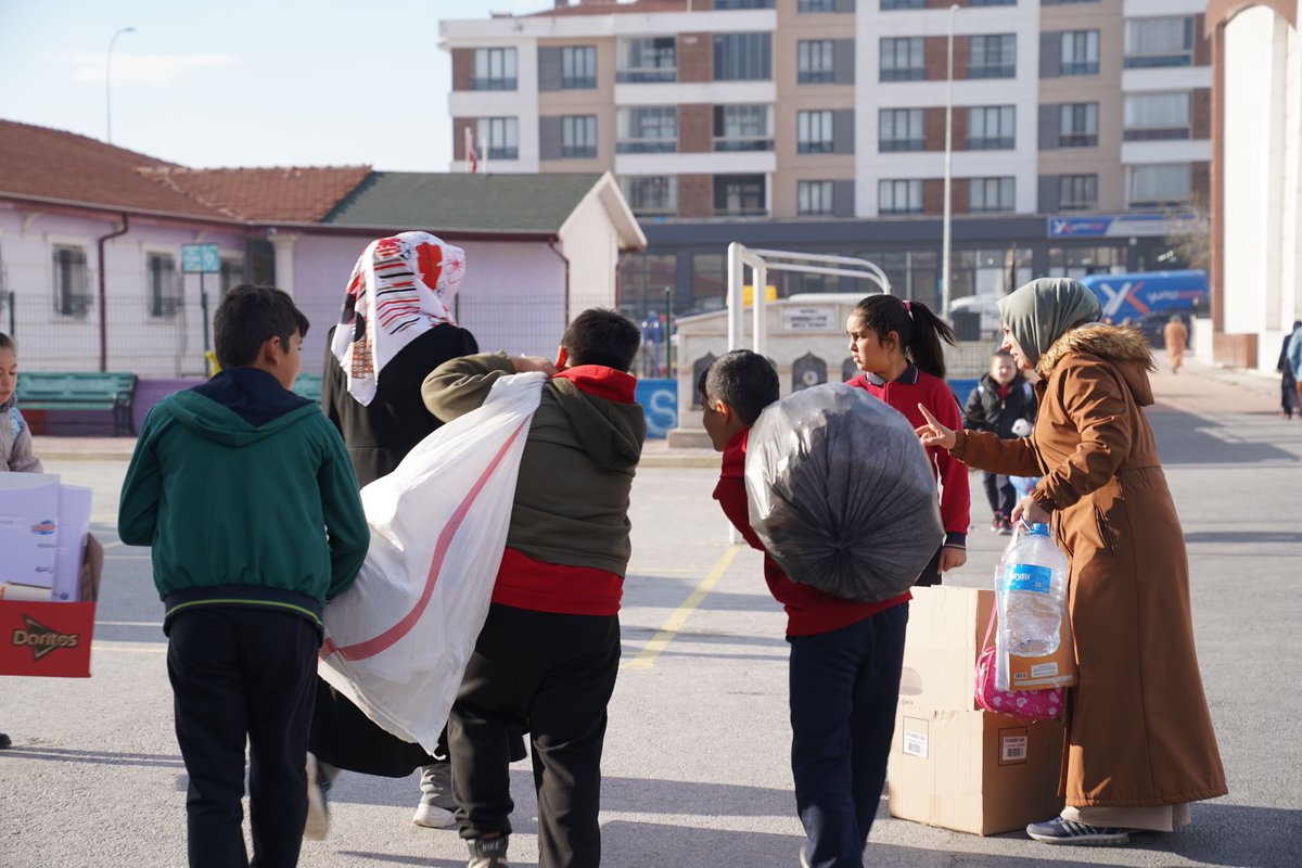 hkilca's tweet photo. “1 Atık Çok Şeyi Değiştirir” ♻️ temalı ilkokullar arası yarışmamız sonuçlandı. Toplamda 58 ton atık geri dönüşüm sürecine katıldı.

Kişi başına en fazla ayrıştırılmış atığı geri dönüşüme kazandırarak; 

1. olan Yarma İlkokulumuzu
2. olan İsmil Fatih İlkokulumuzu
3. olan Ağsaklı İlkokulumuzu

tebrik ediyorum. 👏🏻

Ayrıca okul bazlı toplamda en fazla atığı geri dönüşüme kazandıran Hediye Mehmet Ali Uzman İlkokulumuzu, Kocatepe İlkokulumuzu ve Karaaslan Cumhuriyet İlkokulumuzu da yürekten kutluyorum.

Geri dönüşüm ve sıfır atık bilincinin küçük yaşta kazanılmasını hedeflediğimiz kaybedeni olmayan bu etkinliğimize değer katan tüm öğretmenlerimize, öğrencilerimize ve ailelerine teşekkür ederim.