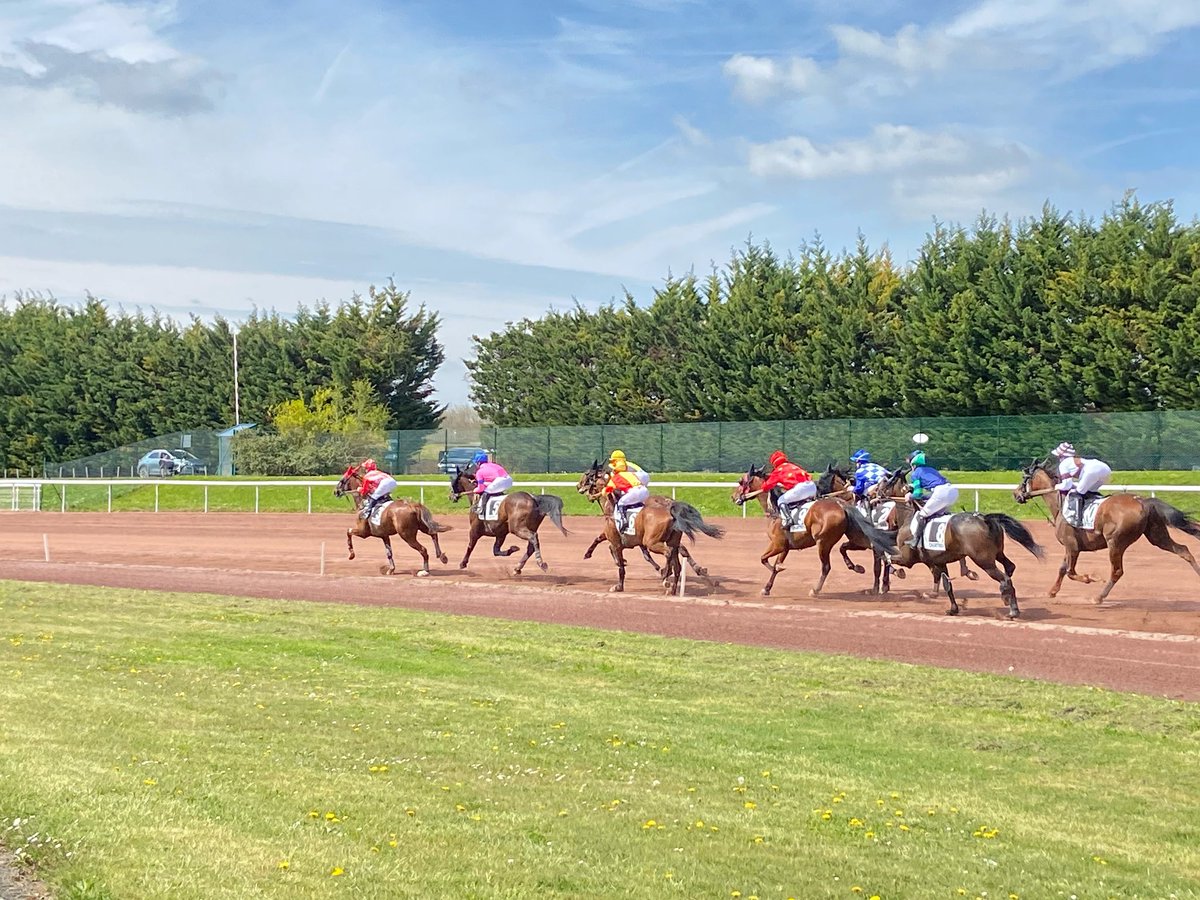 sebastienbesse1's tweet photo. Le Prix de L’Écho Républicain, remporté par Emma Callier, sur Gamay, ce dimanche, sur l’hippodrome de #Chartres #hippisme #trot https://t.co/0Dd4UhOkbG
