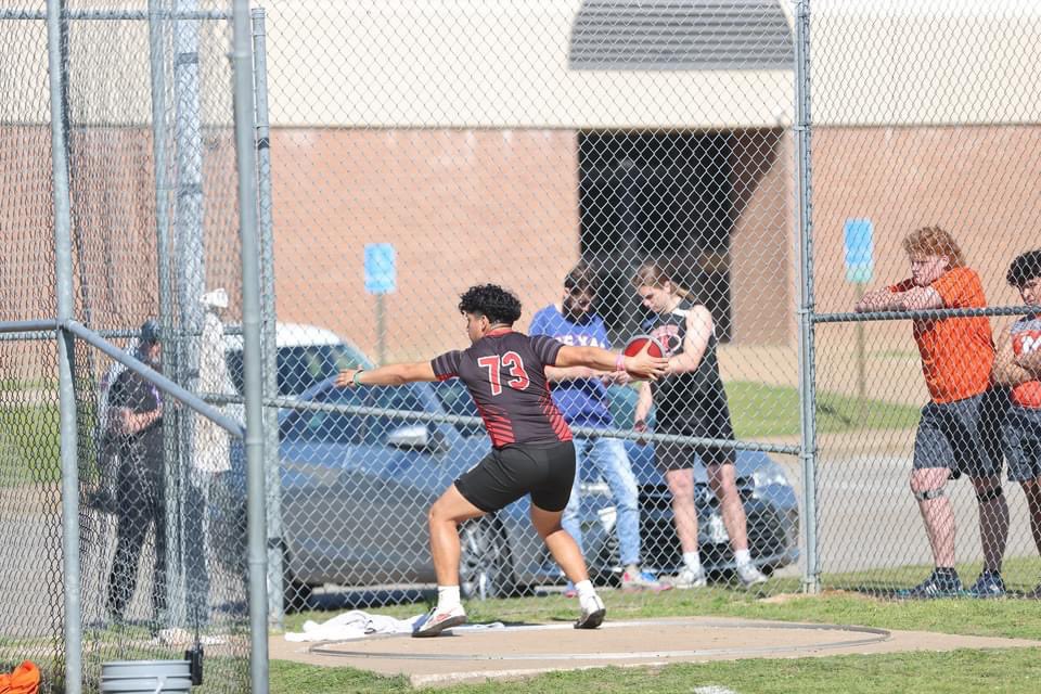 AngelH_38's tweet photo. D13 Champ in discus and shot put ‼️🏆

Discus: 143 feet, 1/2in 

Shot Put: 44.4 

#grind #DistrictChamp #ALLOUT https://t.co/UHBX7eNqJx