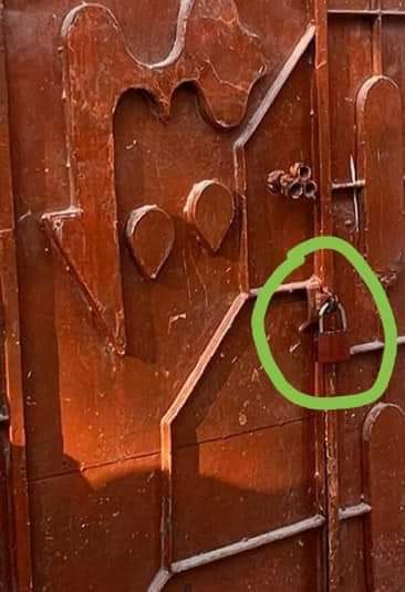 ZahoorSb's tweet photo. گھر کہ دروازے پر لگا ہوا تالا گواہی دے رہا ہے کہ یہ ایک سوچی سمجھی سازش کہ ساتھ قتل ہوا ہے 

میں اپنے خوں کا لہو کہاں تلاش کروں ؟
تمام شہر نے پہنے ہیں دستانے 
#JusticeForParasShah https://t.co/Tr5QEz0Rgp