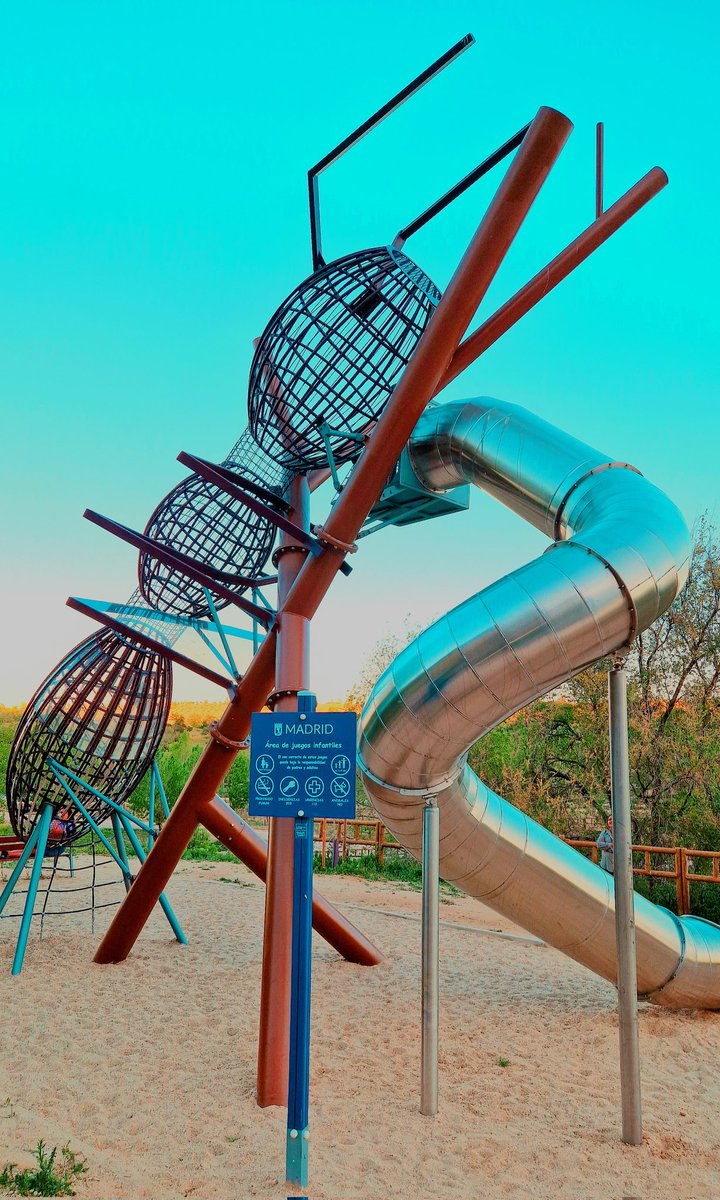 Puede que el columpio más singular de #Valdebebas. La #Hormiga gigante está ya abierta al público. Para niños de 3 a 12 años. A 1,5kms de las viviendas al oeste de la cabeza de caballo. Da para un paseo o ir en bicicleta. 🚴🚶🧍🐜🛝