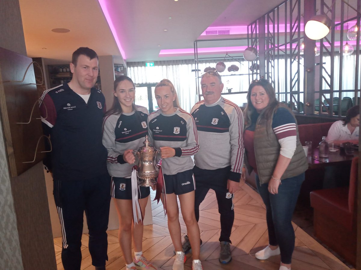 Great Clarinbridge contribution to today's <a href="/verynetwork/">Very</a> Camogie League Final victory! 

L to R: Philip Brennan (Goalkeeping coach), Carrie Dolan, Niamh Niland, Mike Bindon (Logistics) and Audrey Carr (County Board Treasurer). 
#UptheBridge! 

SEI BELLA Hair Design #proudsponsors
