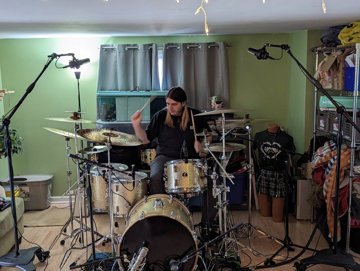 Tracking some LP2 drums today! Also reminding you to pre-save 'Neverlasting Life' out on 5/5

symphony.to/knavery/neverl…