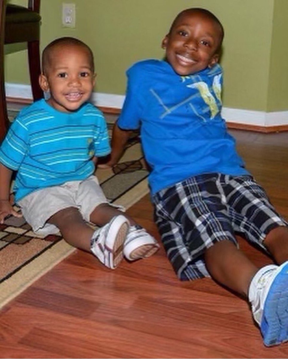 Sumebe904's tweet image. @RealDLHughley 🚨ALL HANDS ON DECK!! 🚨PLEASE SEE ALL FRAME S
@MerrittForTexas @AttorneyCrump 
16 year old #RalphYarl was picking up his two younger siblings from an unfamiliar address he was shot in the head &amp;amp; again while on the ground by the white man that answered the door