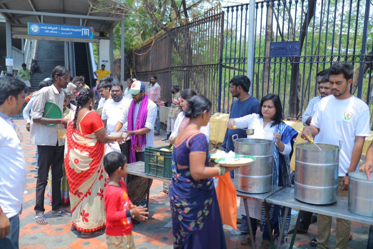 Food donation drive by “Ready to serve foundation”. Thank you for making me part of this noble cause. 🙏🏻❤️ #shareefnandyala #fooddonation #readytoservefoundation