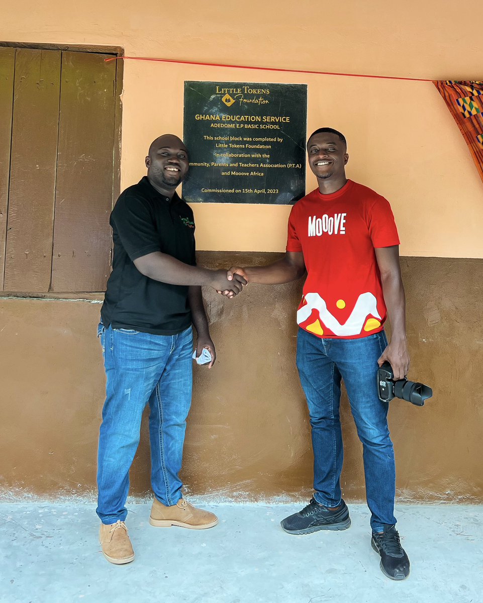 MoveWithPhish's tweet photo. Excited to witness the commissioning of the school block we completed in Adedome in partnership with my great friend @kwameoasante and his Foundation (@_LittleTokens). Thanks to everyone who donated to make this possible. 🙏🏾

They wore us #Batakari as a token of appreciation. 🤩 https://t.co/CQFfrjMPCJ