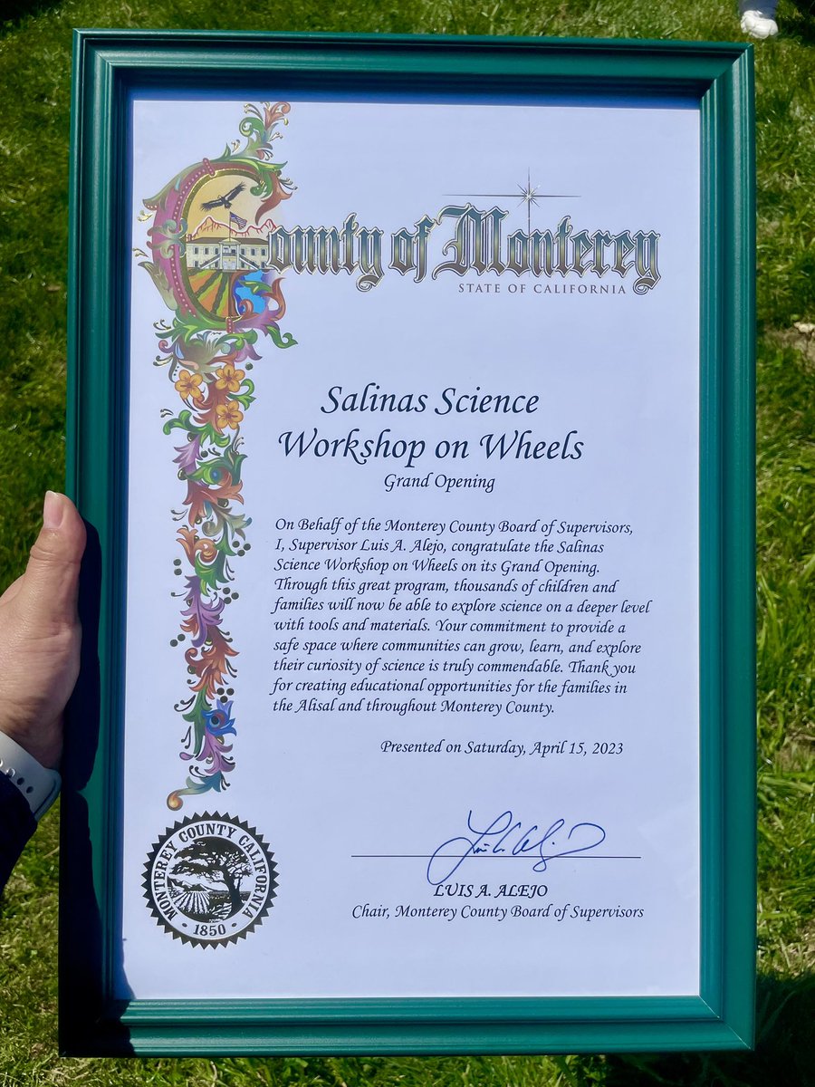 SupervisorAlejo's tweet photo. SCIENCE COMMUNITY HERO! The Salinas Science Workshop on Wheels just had Grand Opening at MLK School on #EastSalinas. They will be there each Saturday 12:30-2:30pm! #CurtGabrielson is a true community hero who started these activities for local kids in Watsonville many years ago and now has brought this program to Greenfield & Salinas!
Thanks to Monterey-Salinas Transit @MST_BUS for the bus donation and to Grower-Shipper Association of Central California & #ChrisValadez for providing a grant to make this mobile learning lab possible for our youth! #LovingSalinas🧪 #EastSideLove💚✊🏽 @growershipper